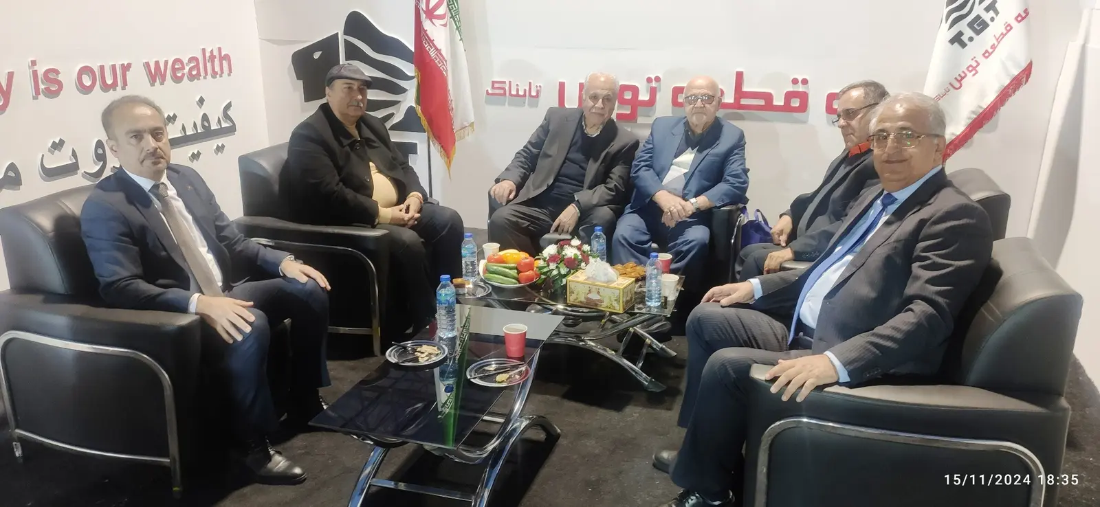 نشست و گفت‌وگوی مدیریتی در یک رویداد تجاری